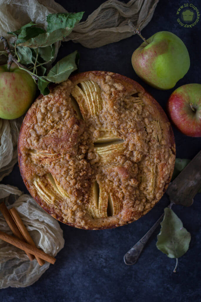 Apple Cinnamon Streusel cake | lilcupcakemonkey.com