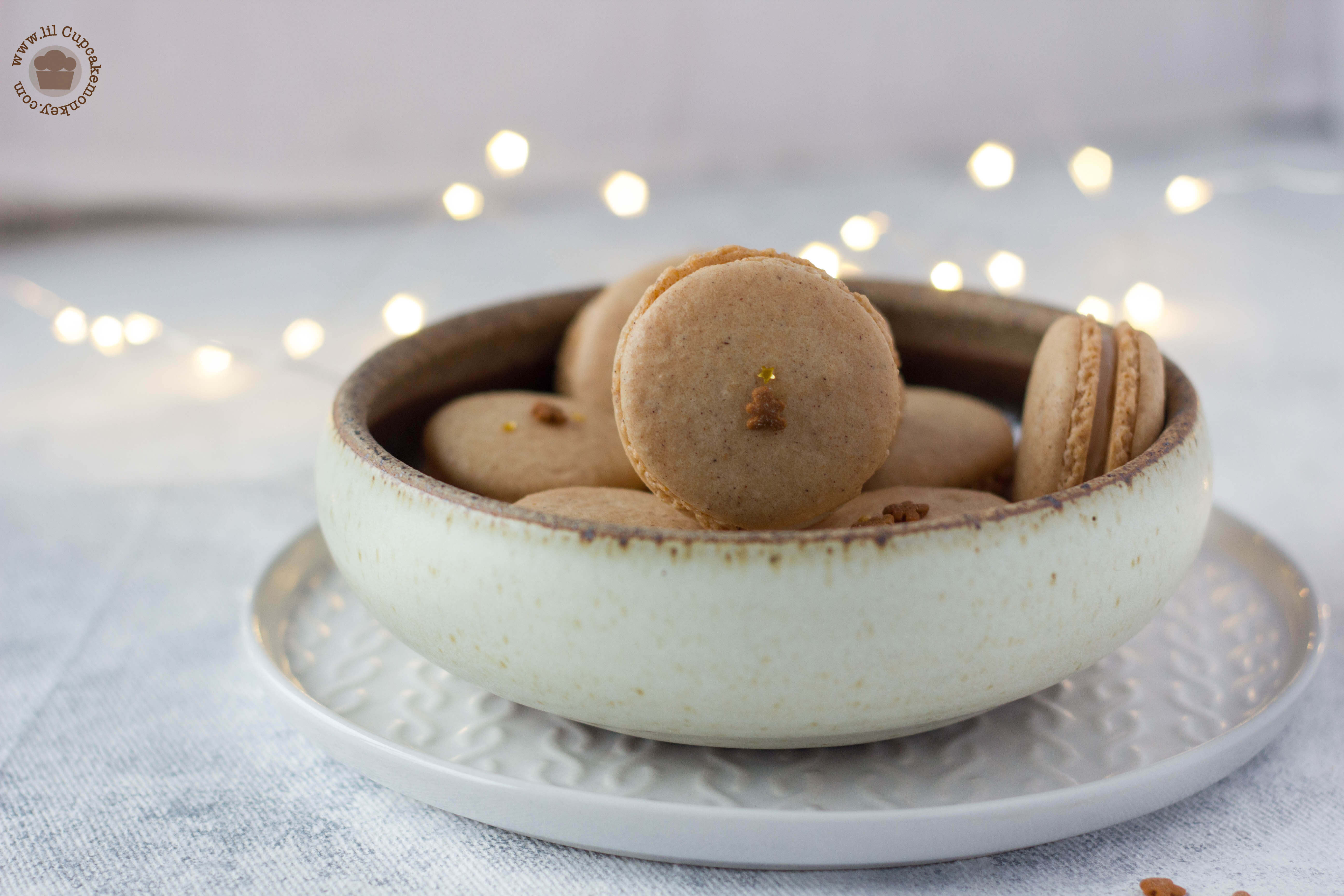 Gingerbread macarons for christmas | lilcupcakemonkey.com