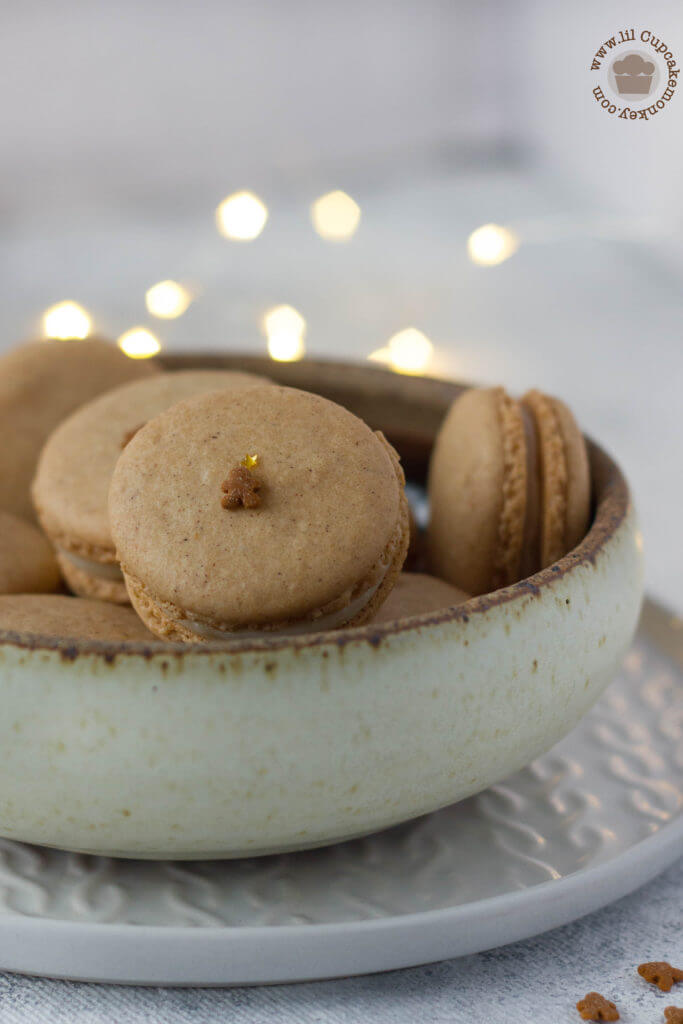 Gingerbread french macarons | lilcupcakemonkey.com
