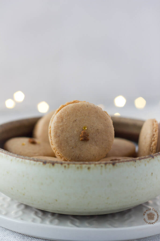 french macarons with gingerbread spice and cream cheese | lilcupcakemonkey.com