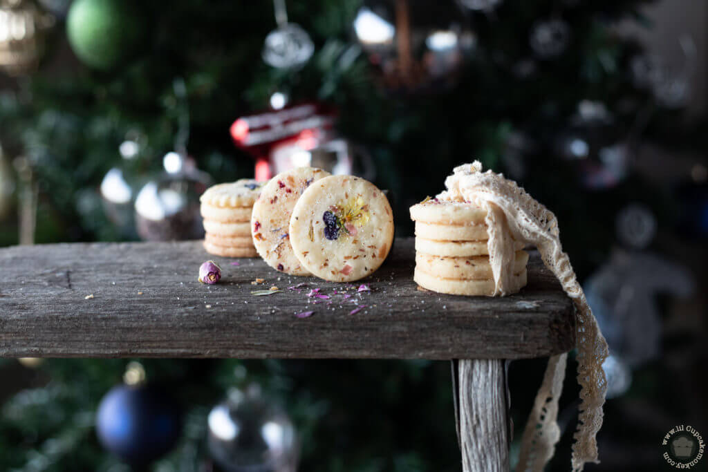 rose and raspberry shortbread_edible flowers | lilcupcakemonkey.com