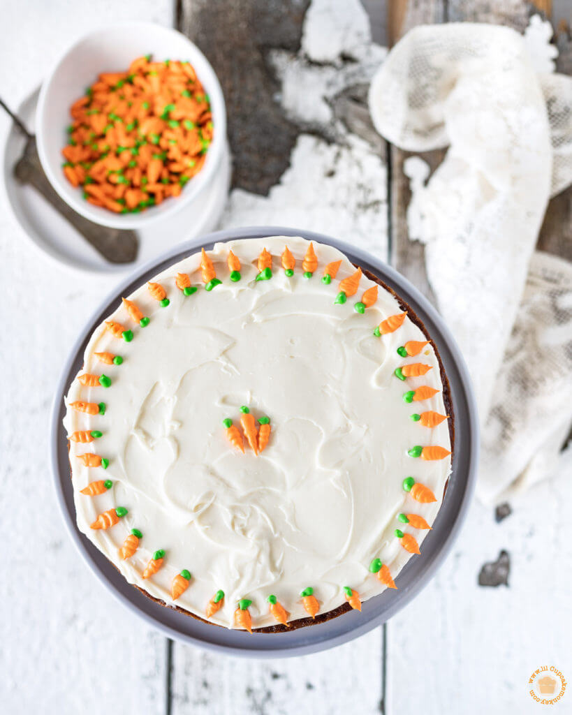 brown butter carrot cake with carrot sprinkles and cream cheese frosting | lilcupcakemonkey.com