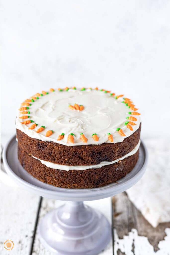 brown butter carrot cake with carrot sprinkles and cream cheese frosting | lilcupcakemonkey.com