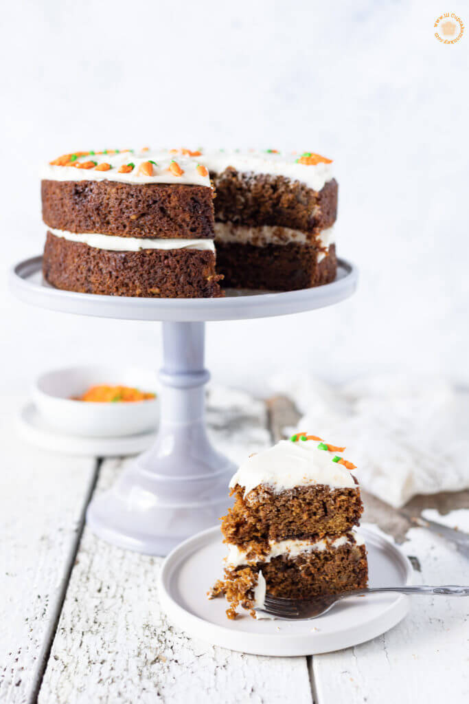 brown butter carrot cake with carrot sprinkles and cream cheese frosting | lilcupcakemonkey.com